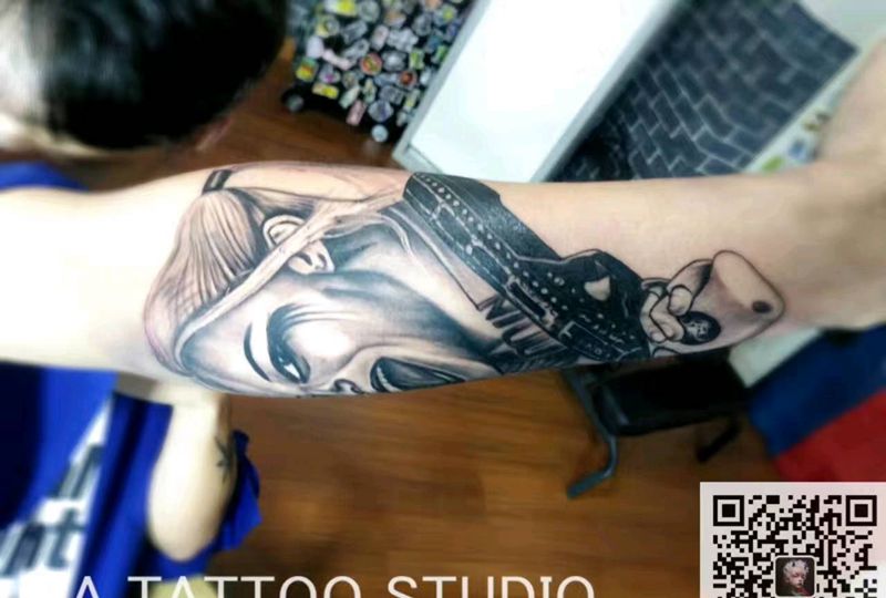 哈利奎因纹身图片_手臂写实人物成品纹身图案