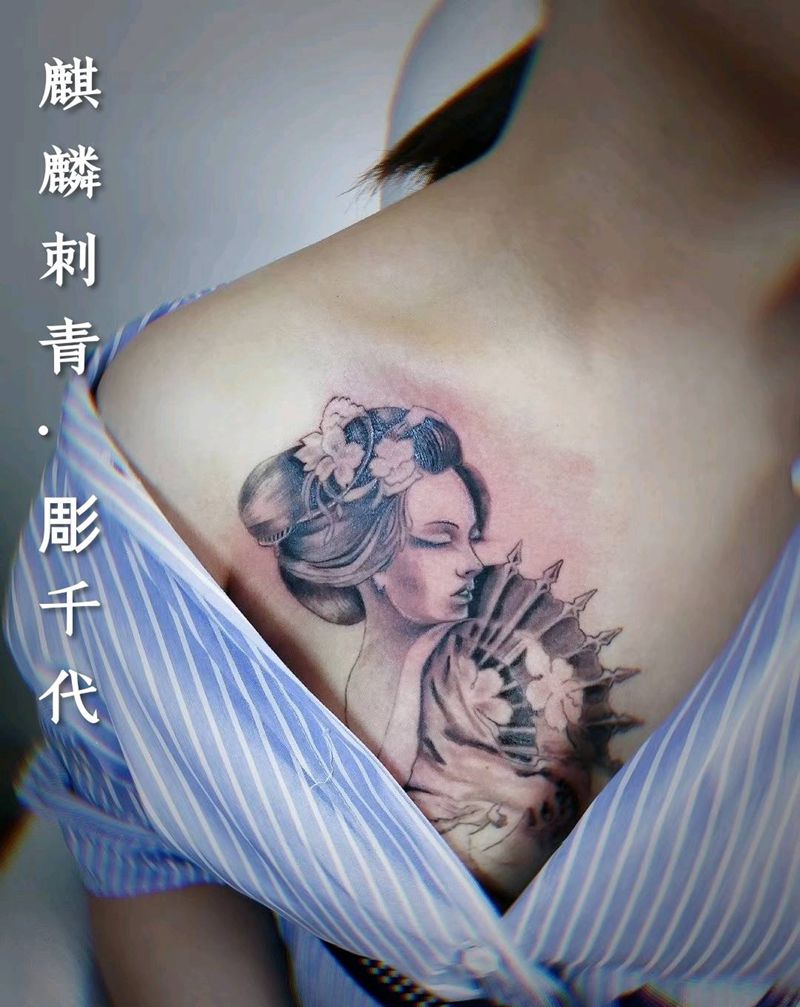 胸间の芸者纹身图片_胸部新传统艺伎黑灰胸部纹身图案
