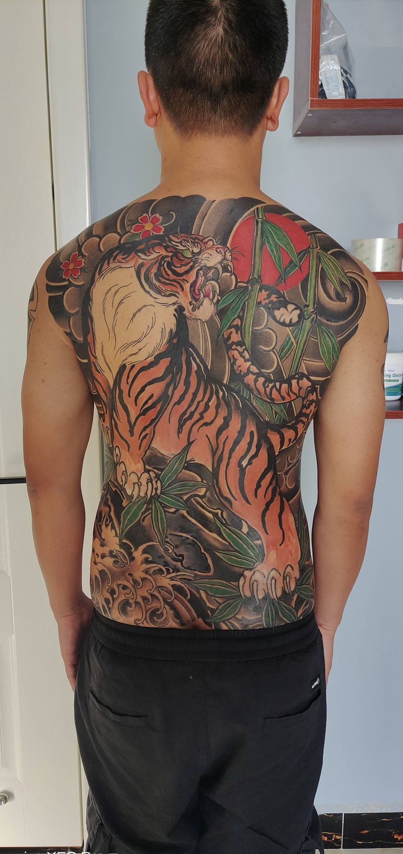 虎纹身图片_背部老传统纹身图案