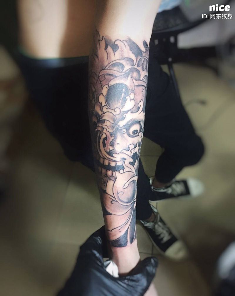 揭秘包小臂是如何完成的，除了钱就是疼纹身图片