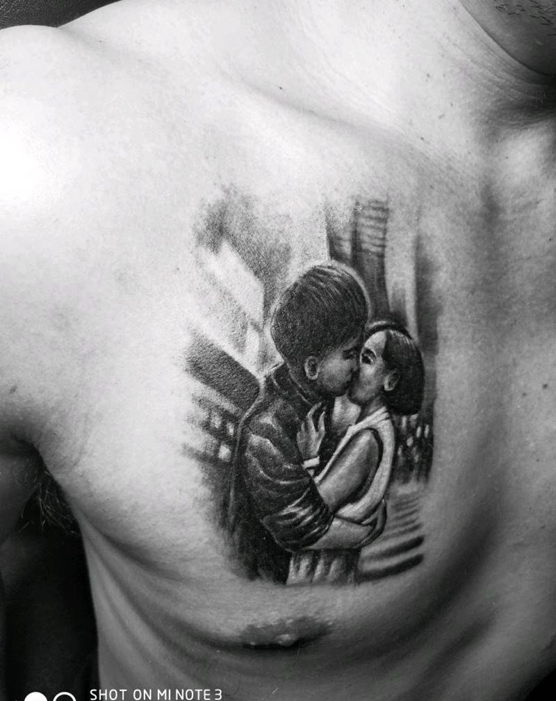 情侣拥抱作品纹身图片_胸部欧美写实纹身图案