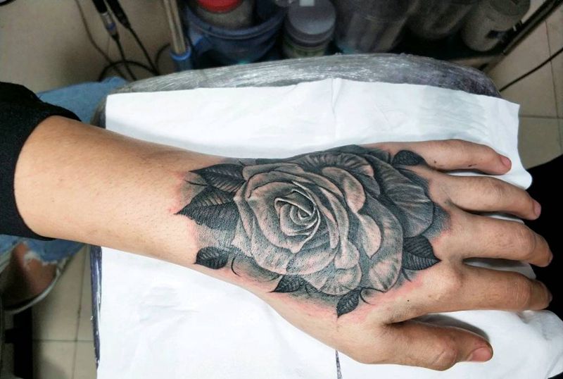 满背本店写实作品纹身图片_手部欧美写实纹身图案