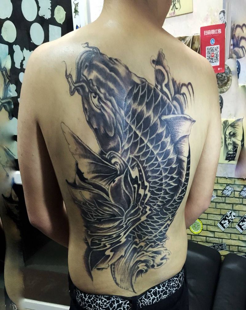 满背鲤鱼,耗时十个小时纹身图片