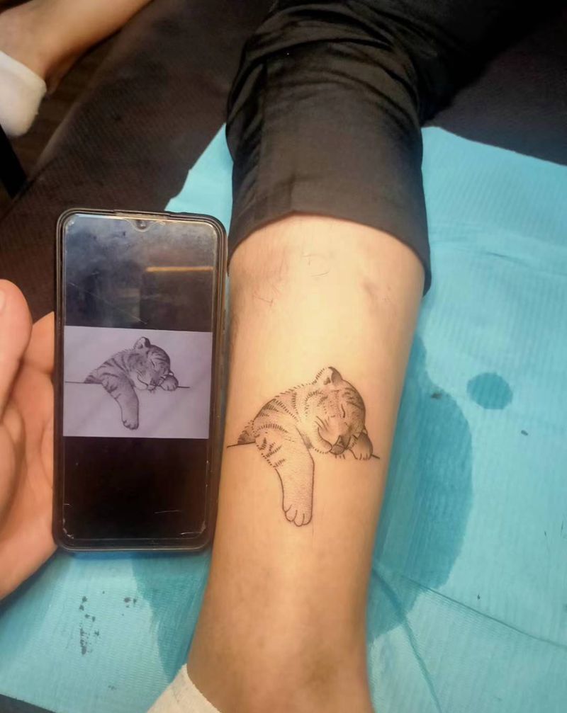 小老虎纹身图片_腿部脚部纹身图案