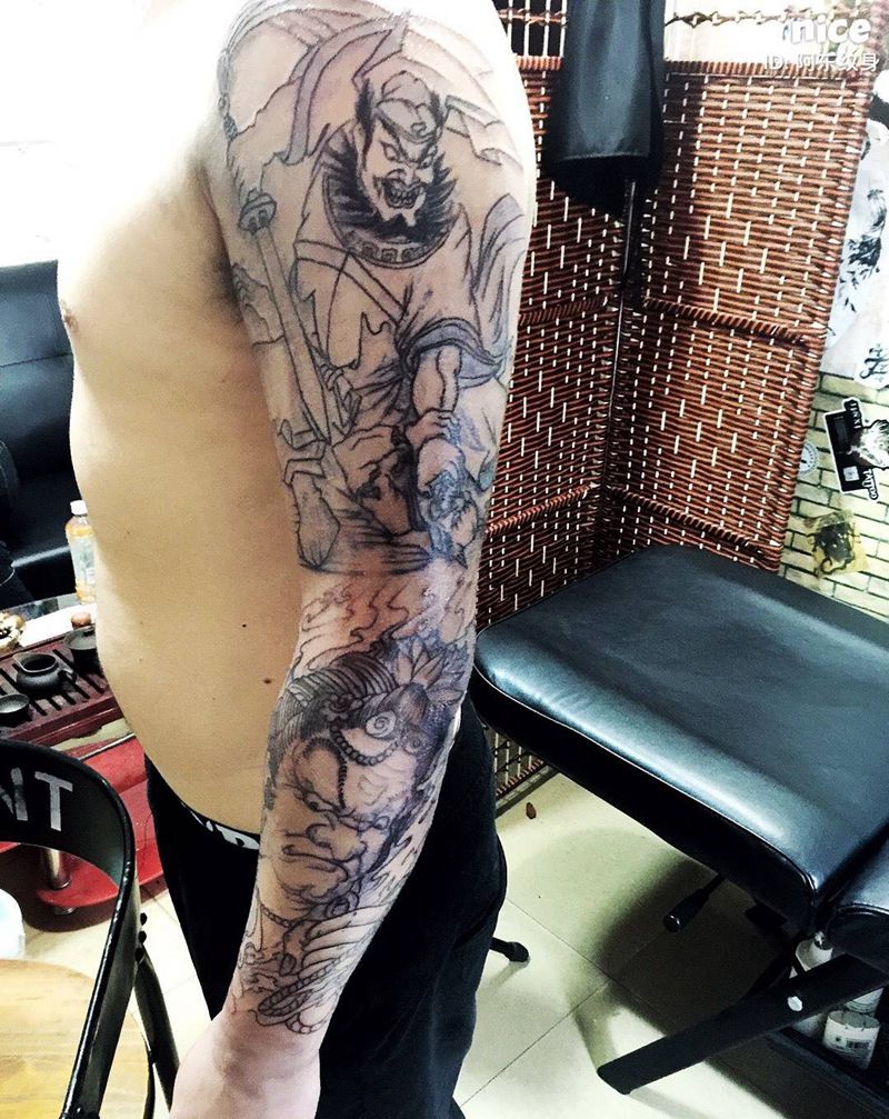 华臂，老铁也给力，一口气干完纹身图片