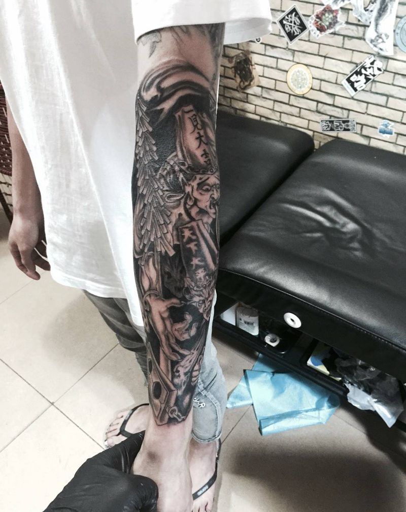 老客户,大臂干完干花胸,花胸干完干小臂纹身图片