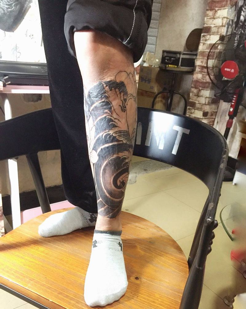 小时候被烫伤，整条腿都是疤，犹豫几年，决定遮盖纹身图片