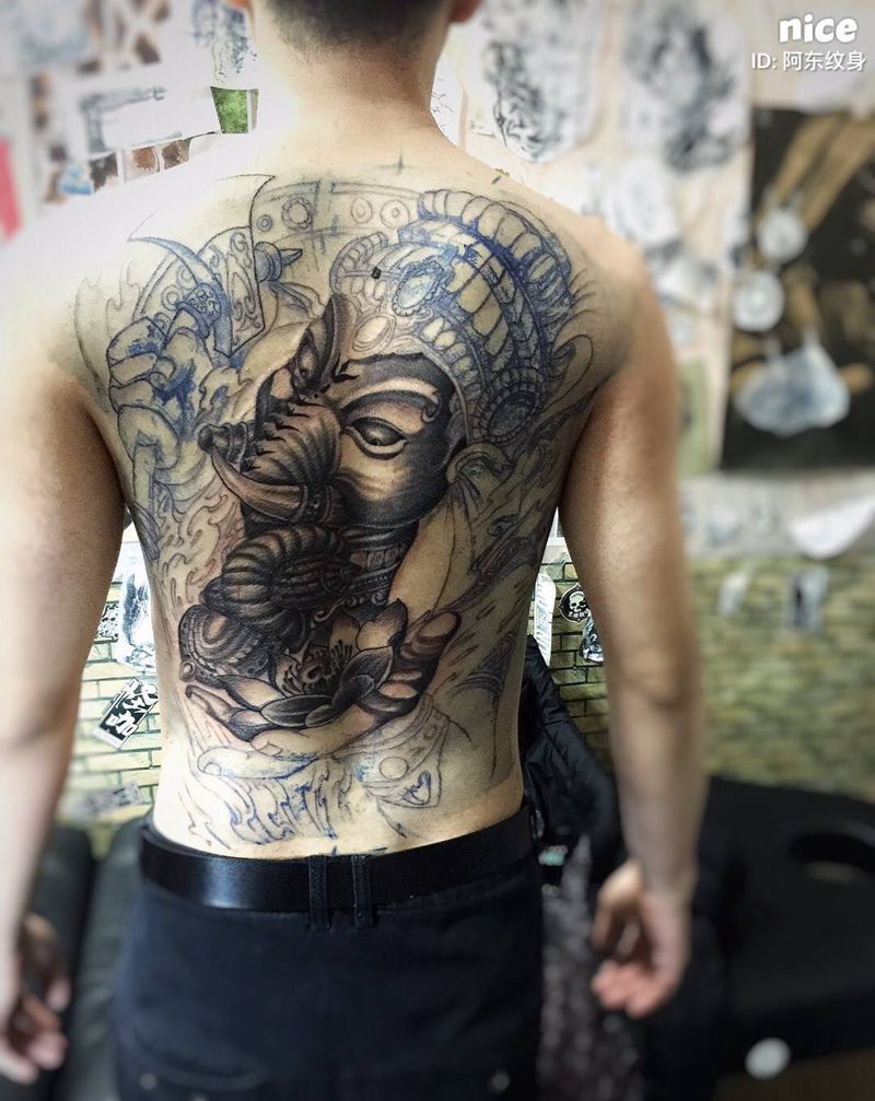 满背神像，帅哥更能抗，反倒把握累倒了纹身图片