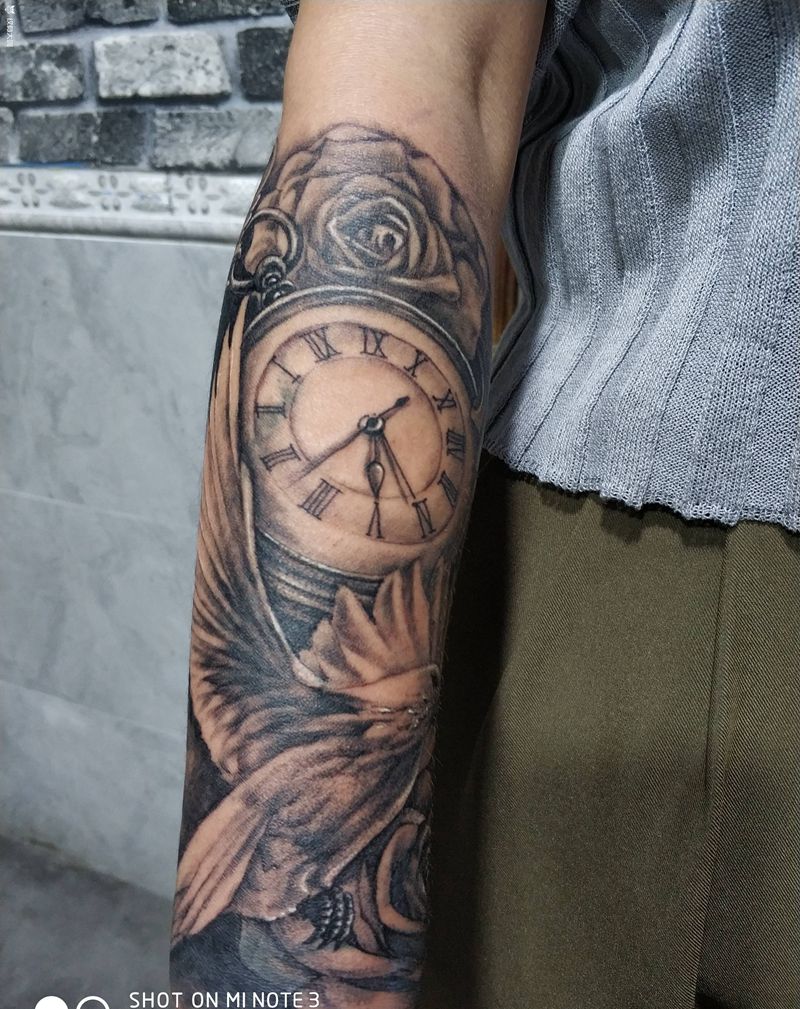 鸽子钟纹身图片_手臂欧美写实纹身图案