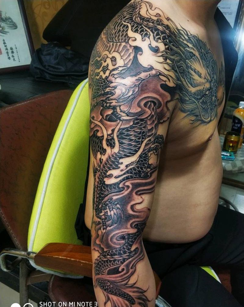 过肩入云龍纹身图片_手臂胸部新传统龙纹身图案