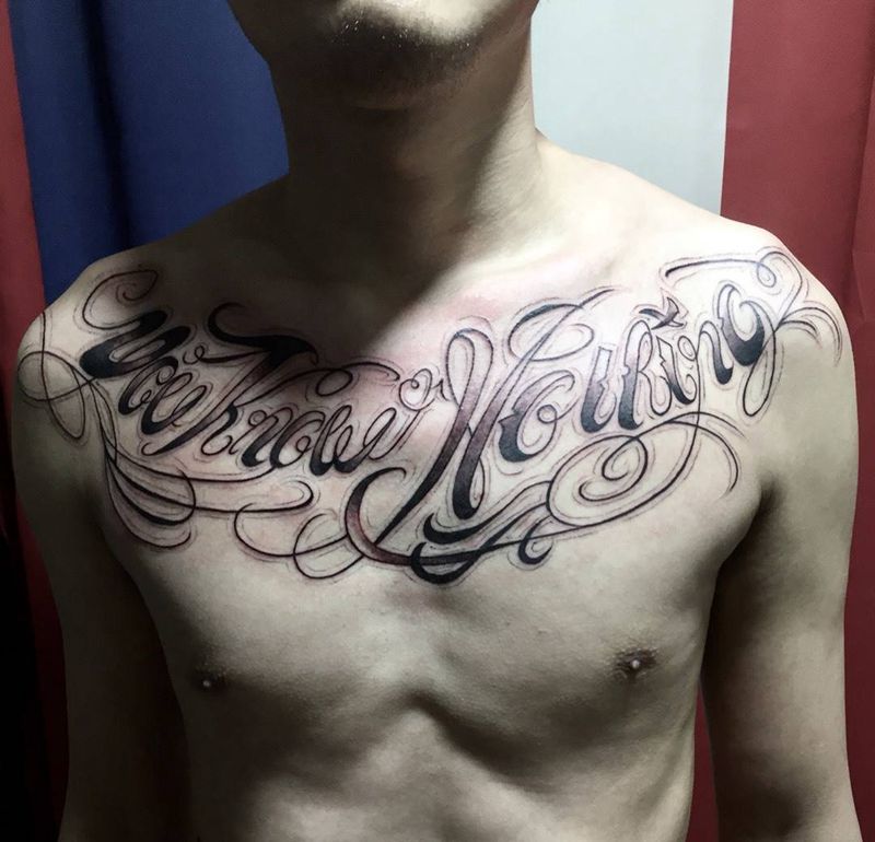 花胸奇卡诺纹身图片_胸部成品欧美字符原创花体纹身图案