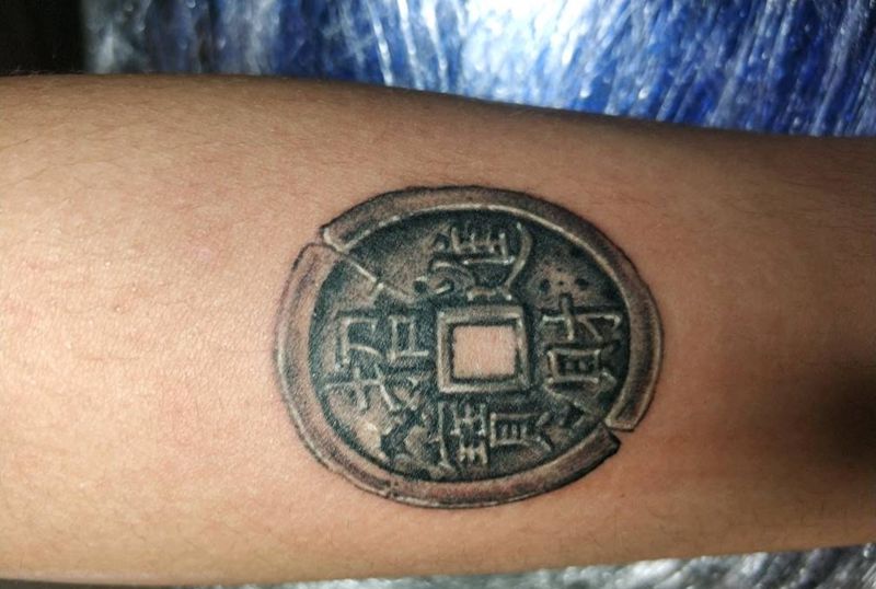 小铜钱纹身图片_手部手臂欧美写实纹身图案