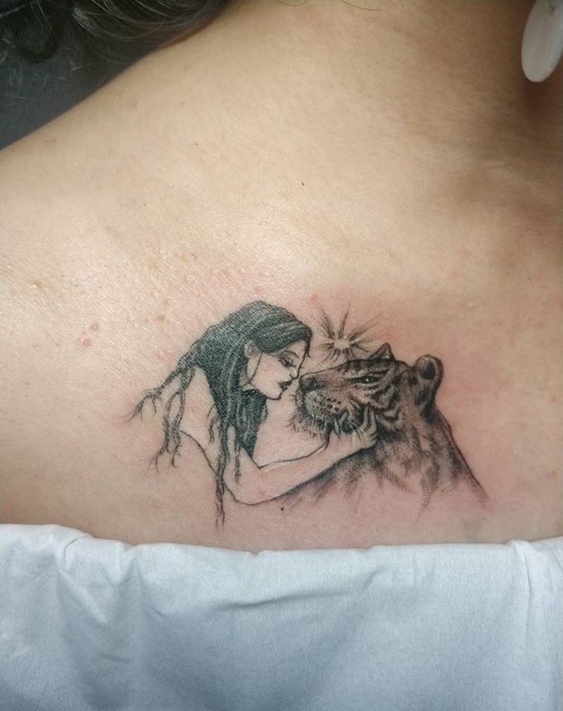 美女与野兽纹身图片_胸部点刺纹身图案