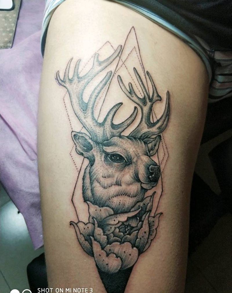 鹿头纹身图片_腿部点刺纹身图案