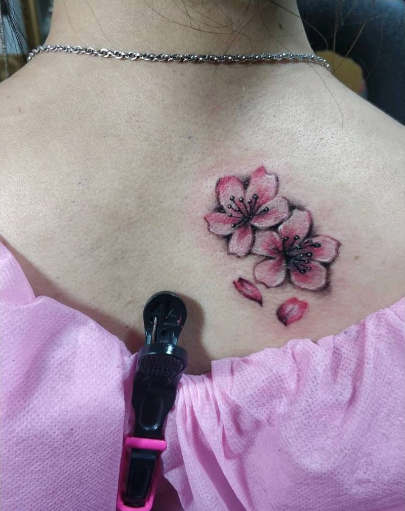 写实樱花纹身图片_肩部欧美写实纹身图案