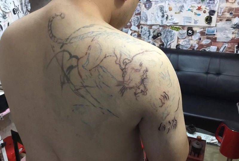 很天真，结果纹了两条线就受不了了，时隔一个礼拜，麻药伺候纹身图片