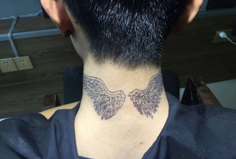 不容易,选错纹身师等于自杀,别家纹毁了线条,尽力去修,尽力而为纹身图片