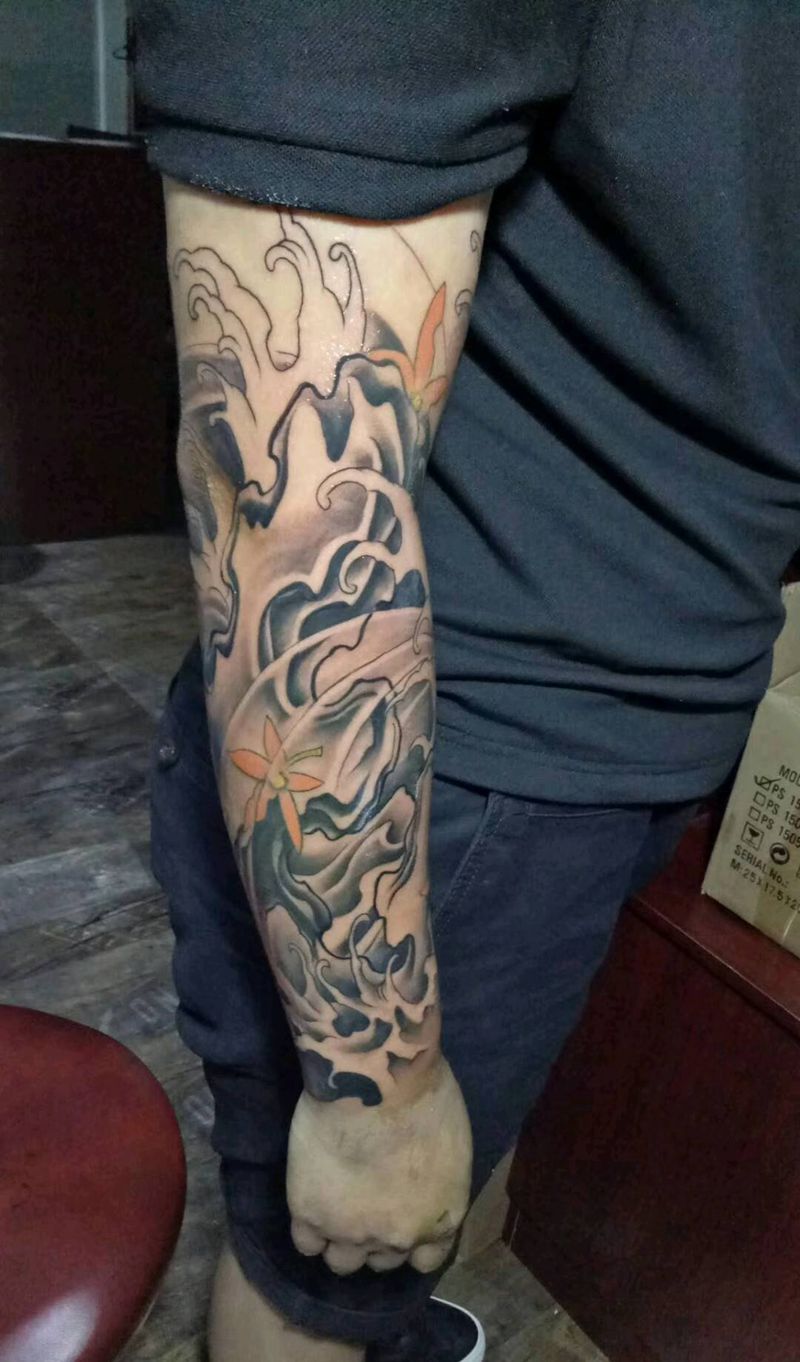 小臂石浪纹身图片_手臂纹身图案