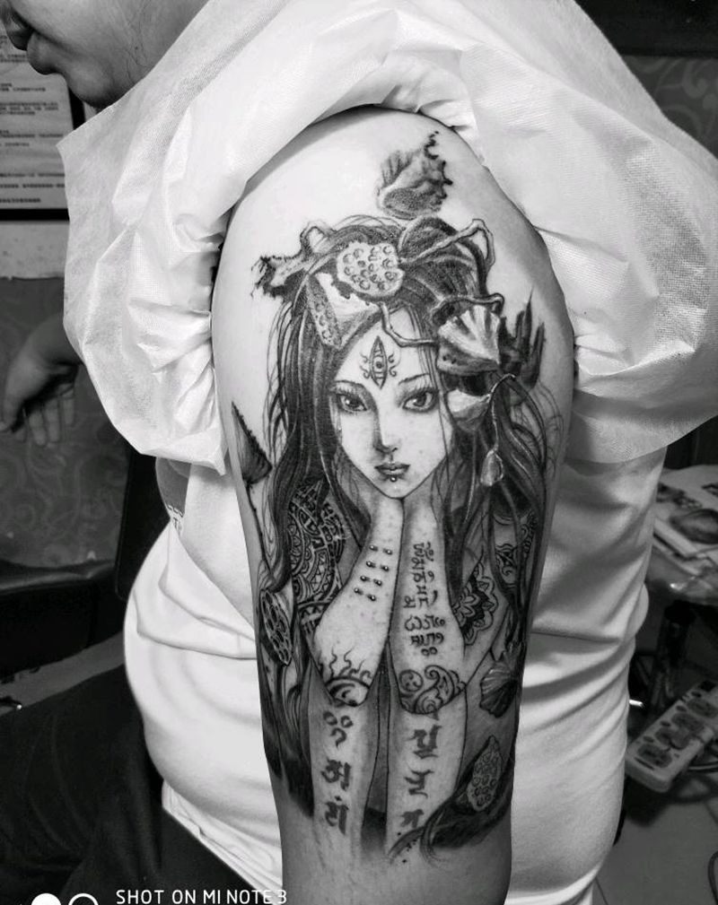 莲与佛，经文刺青的女孩纹身图片_手臂新传统纹身图案