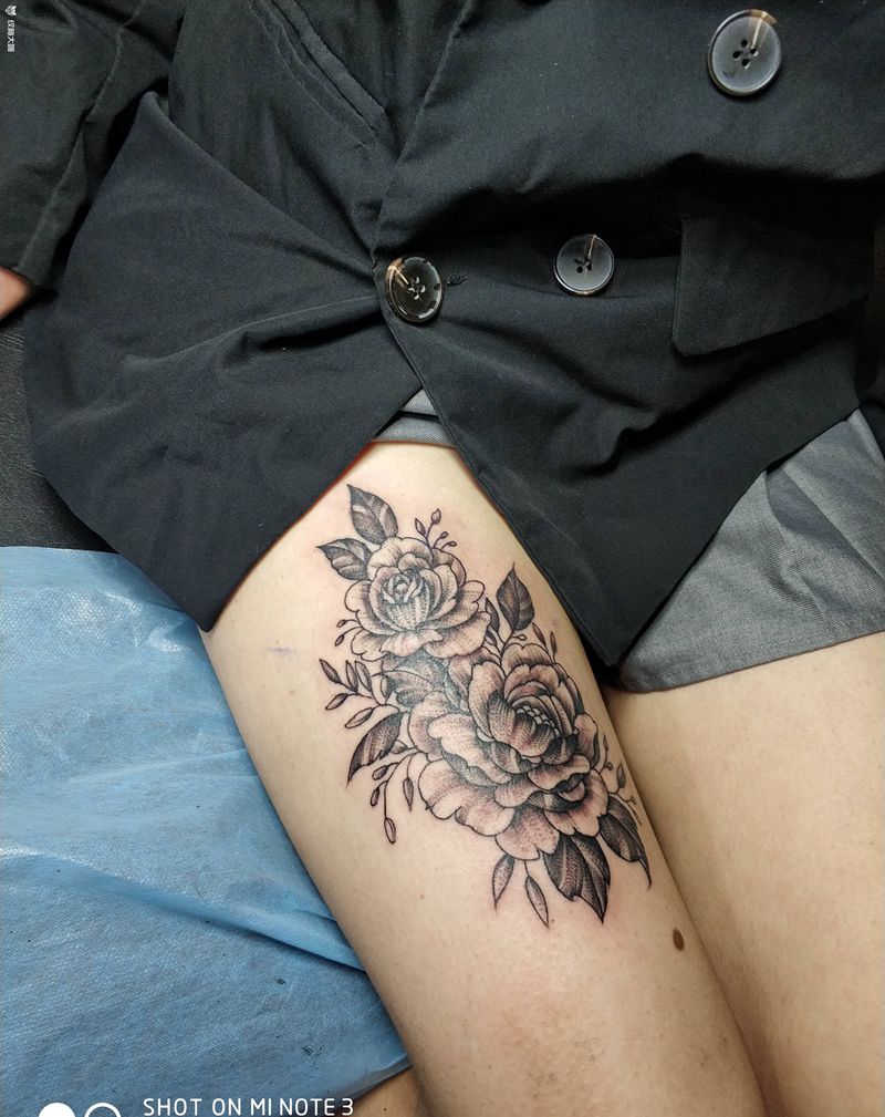 素花纹身图片_腿部点刺纹身图案