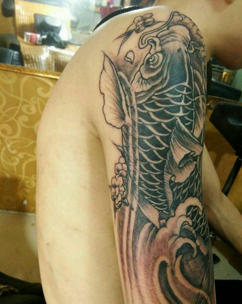 大臂锦鲤纹身图片_手臂传统动物成品纹身图案