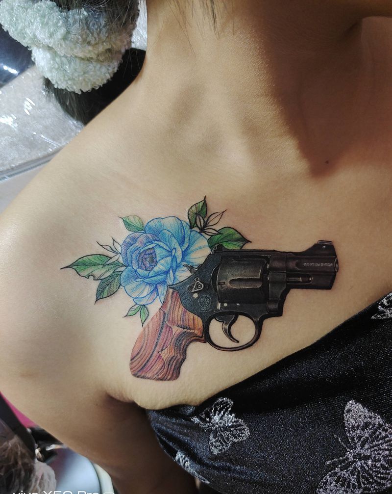 左轮手枪纹身图片_颈部欧美写实纹身图案