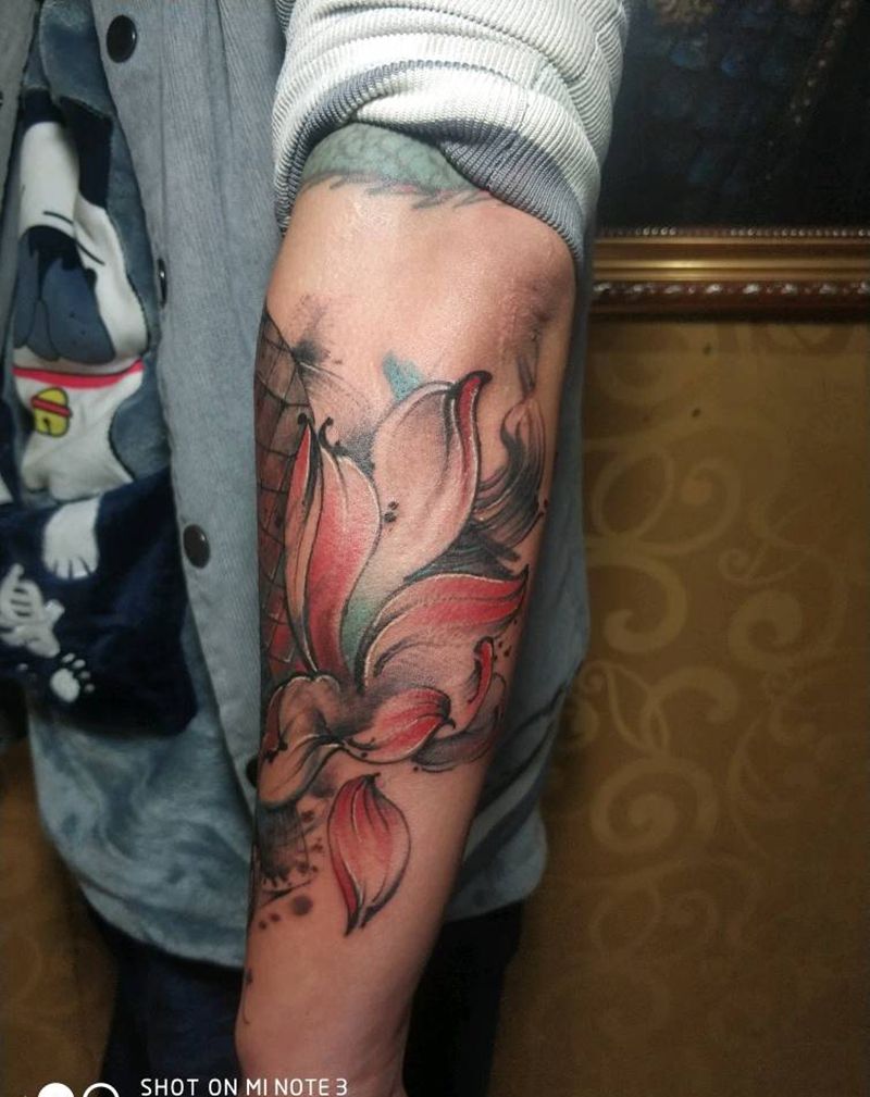 水墨荷花鱼遮盖纹身图片_手臂水墨纹身图案