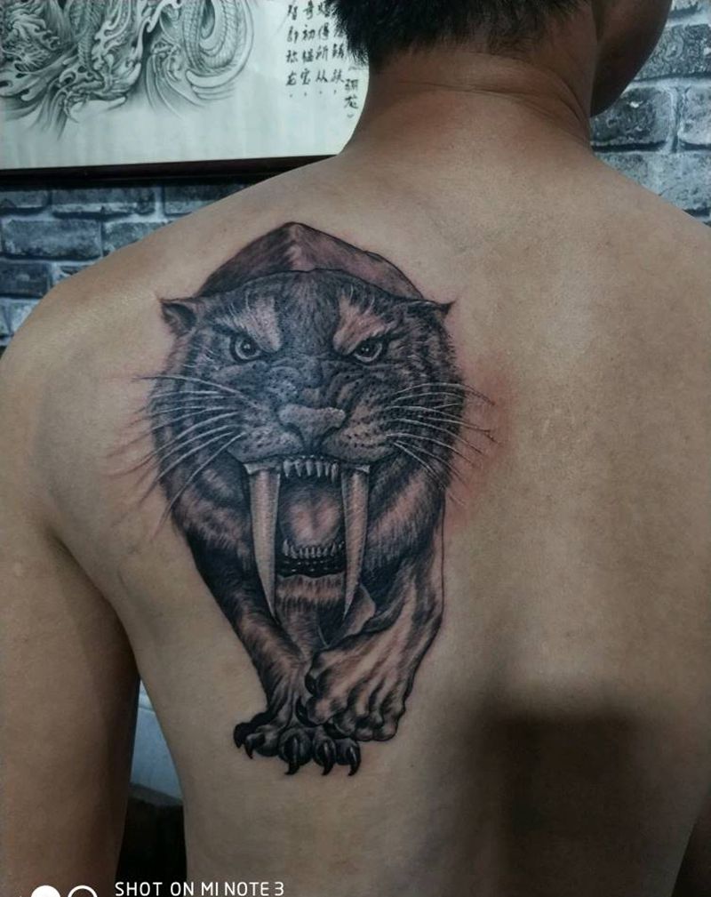 剑齿虎纹身图片_背部欧美写实纹身图案