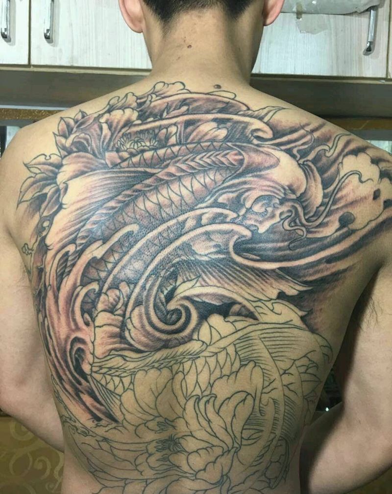 满背牡丹锦鲤纹身图片_背部传统动物成品纹身图案