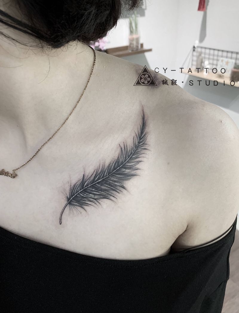 羽毛纹身遮盖纹身图片_胸部颈部欧美写实点刺遮盖纹身图案