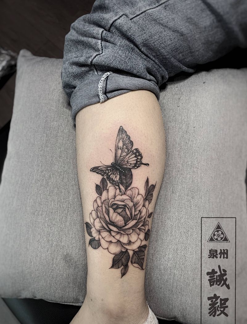 素花与蝴蝶纹身图片_手臂腿部点刺欧美写实素花纹身图案