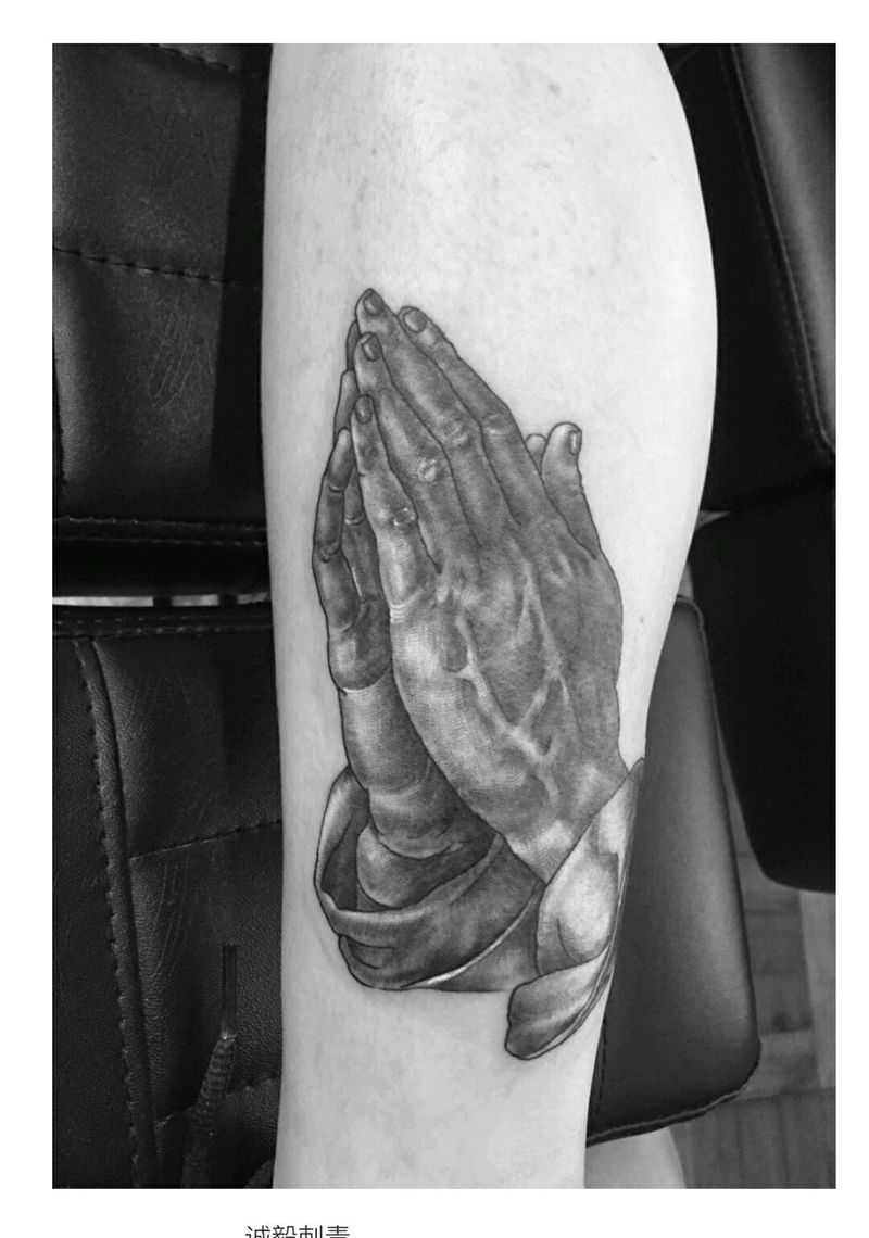 祈祷之手纹身图片_腿部欧美写实人物成品纹身图案