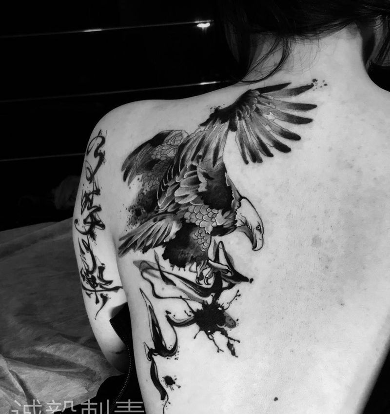 水墨鹰纹身图片_肩部背部水墨水彩纹身图案