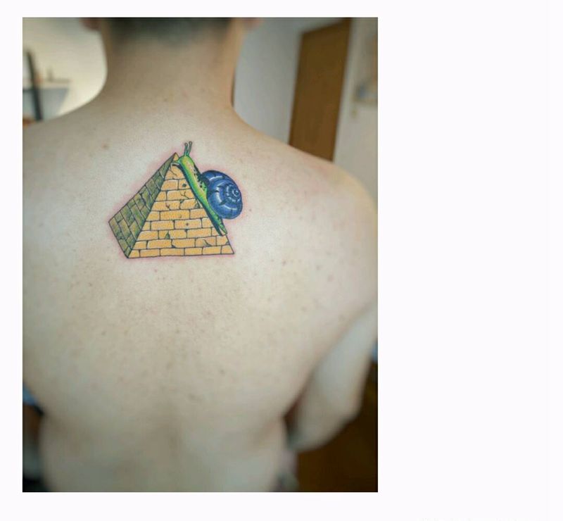 金字塔与蜗牛纹身（原创）纹身图片_肩部背部欧美写实几何字符动物原创成品手稿纹身图案