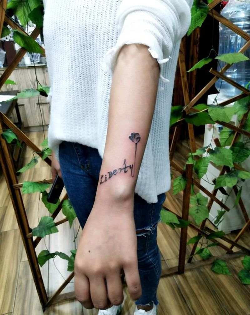 。纹身图片_手部花体字纹身图案