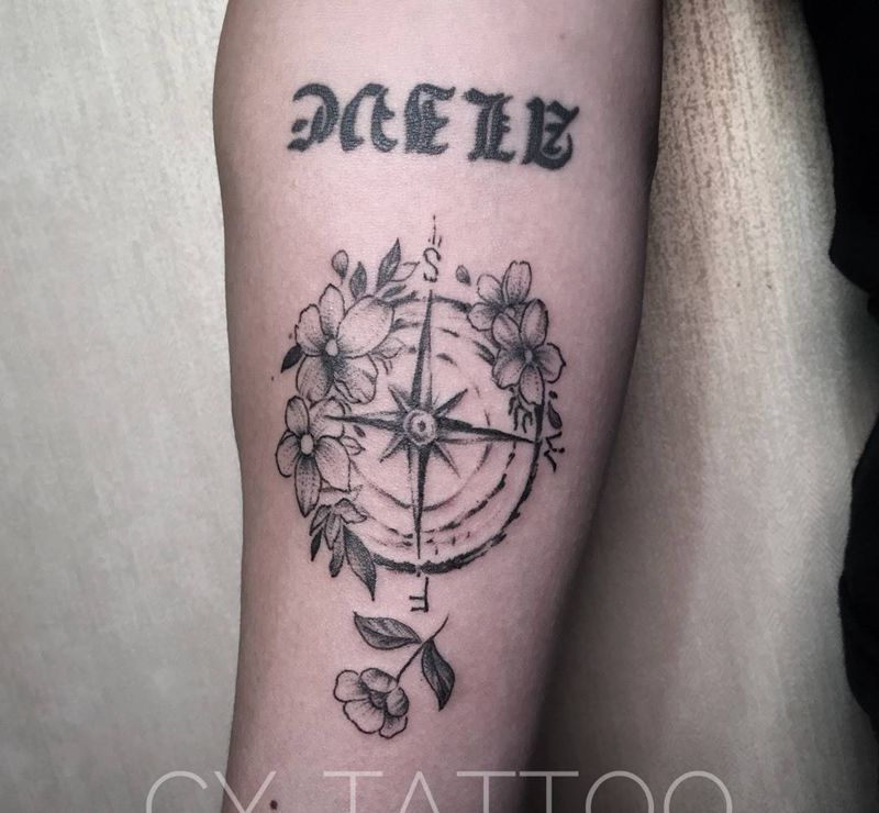 指南针纹身图片_手臂腿部点刺New School纹身图案