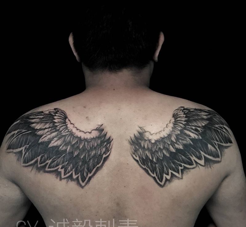 翅膀纹身图片_肩部背部欧美写实点刺纹身图案