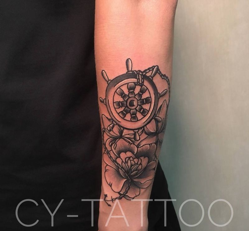 船舵与花。纹身图片_成品手臂腿部欧美传统清新静物植物纹身图案