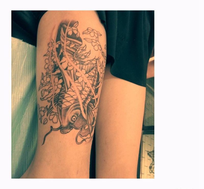 大腿锦鲤（未完成）纹身图片_手臂腿部传统清新写实国画动物植物原创成品纹身图案