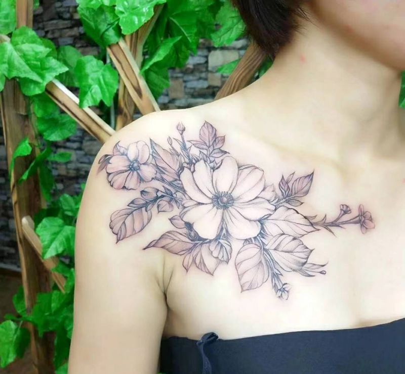 素花纹身图片_胸部点刺纹身图案