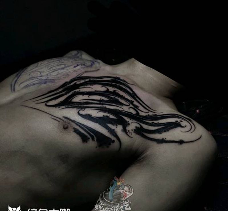 奇卡诺花胸纹身图片_胸部花体字奇卡诺纹身图案