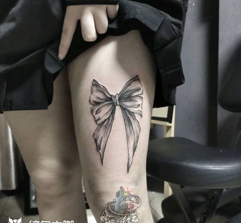 小作纹身图片_腿部手臂Old School蝴蝶结皮卡丘纹身图案