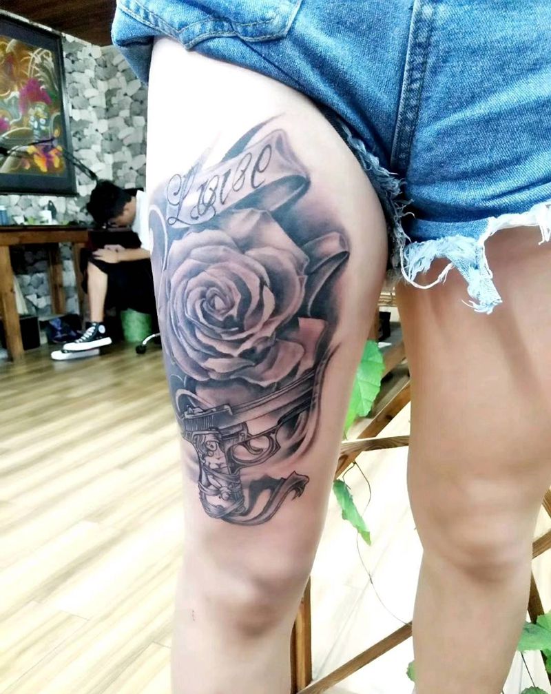 玫瑰手枪纹身图片_腿部欧美写实纹身图案