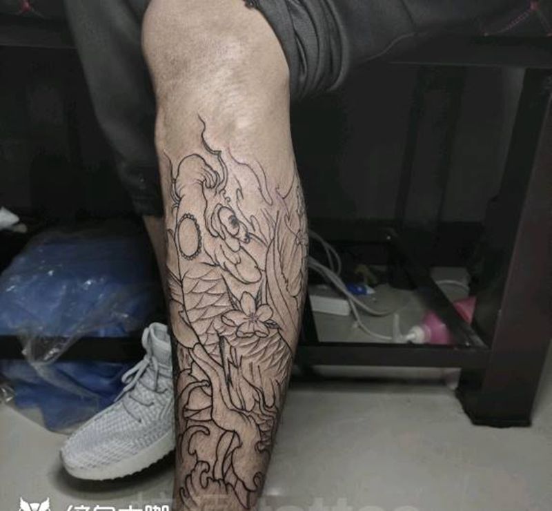花开富贵招财鲤鱼线条纹身图片_腿部新传统鲤鱼纹身图案