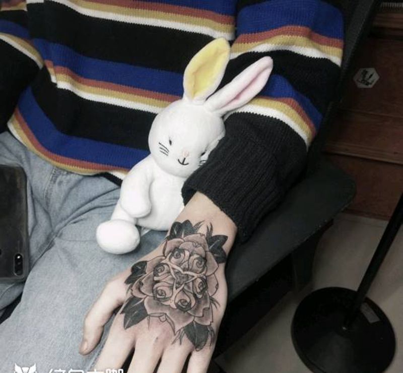 爆个花手纹身图片