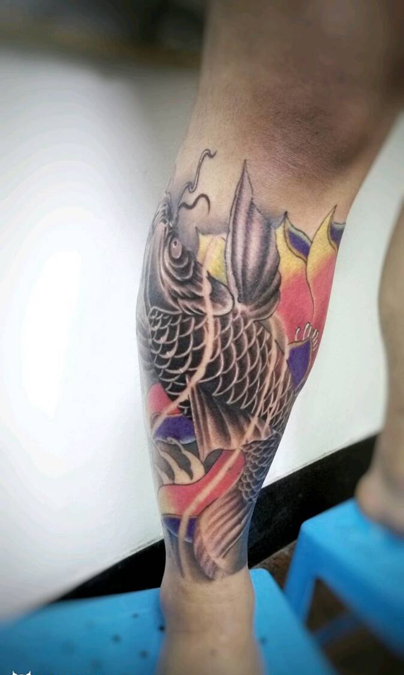 鲤鱼遮盖旧羽毛纹身纹身图片_背部手臂腿部欧美传统习俗写实动物植物原创纹身图案