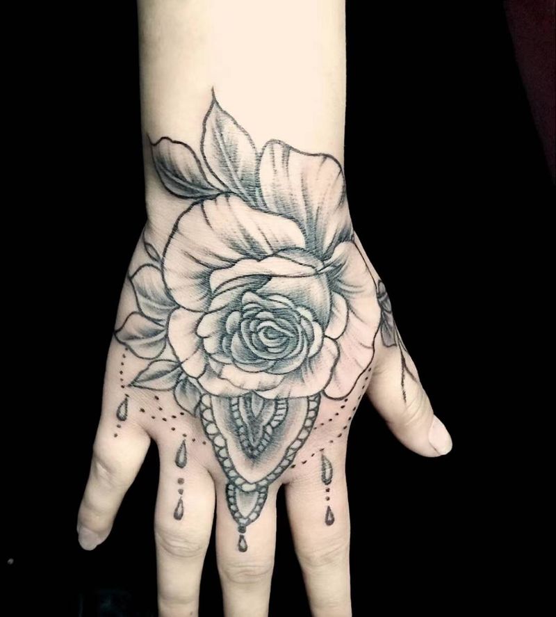 素花纹身图片_手部点刺纹身图案