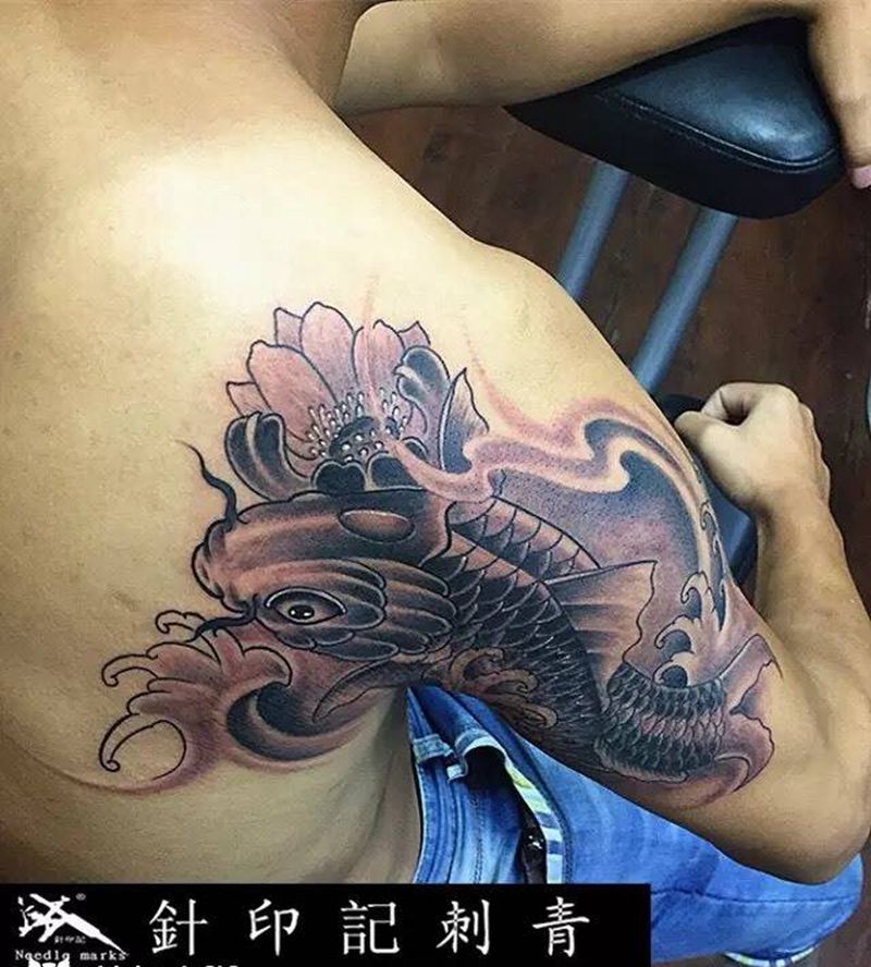 锦鲤纹身图片_成品肩部臀部传统动物纹身图案