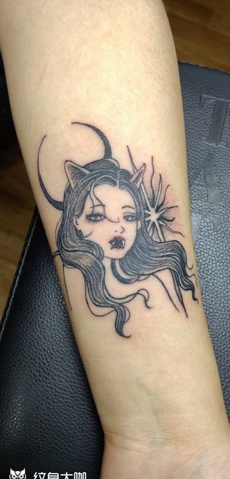 小魔女纹身图片_手臂纹身图案