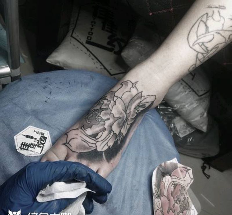 脚背国粹牡丹纹身图片_脚部手部新传统New School纹身图案